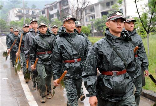 中国评论新闻:军队武警冒雨攀山徒步行军20小